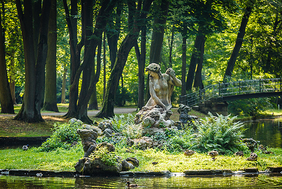 Picture: Group of statues on Swan Island