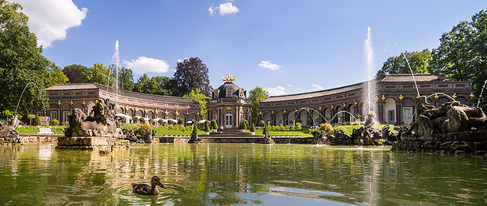 Picture: Hermitage New Palace and Large Pond