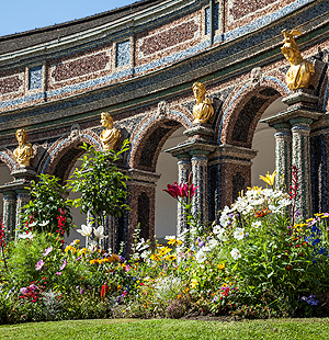 Bild: Büsten an der Fassade