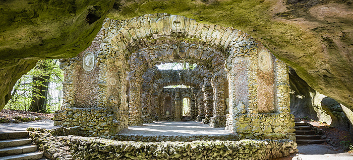 Bild: Blick aus der Kalypsogrotte in das Ruinentheater