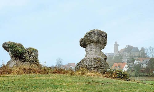 Picture: Rock formations with Zwernitz Castle in the background