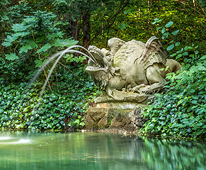 Bild: Hofgarten Eremitage, Drache am Spiegelweiher